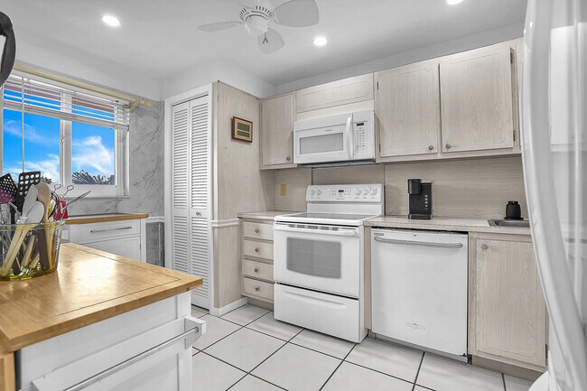 Building Photo - 1523 E Hillsboro Blvd