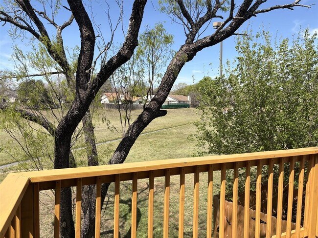 Building Photo - 9902 Roxanna Dr