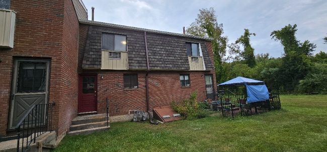Building Photo - 300 High Path Rd