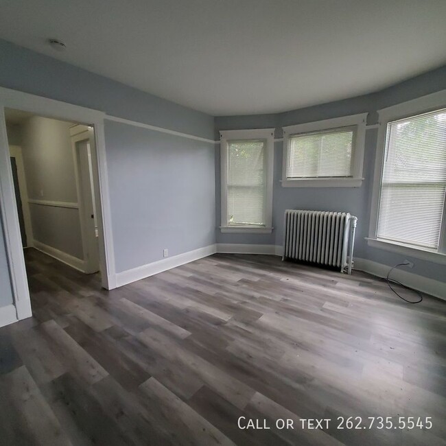 Building Photo - Charming 1 Bed 1 Bath Apartment in Prime L...