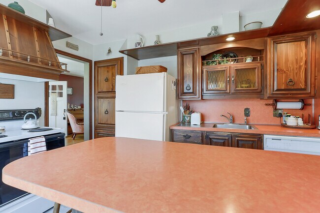 Building Photo - 203 Roxbury Road - $1200/month - Available...