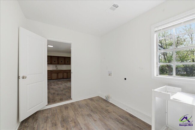 Building Photo - 526 Ochlahatchee Dr