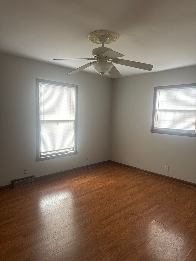 Building Photo - Large Family Home!!