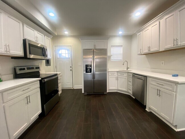 Building Photo - FOR RENT - 2BR/2.5BA Townhome