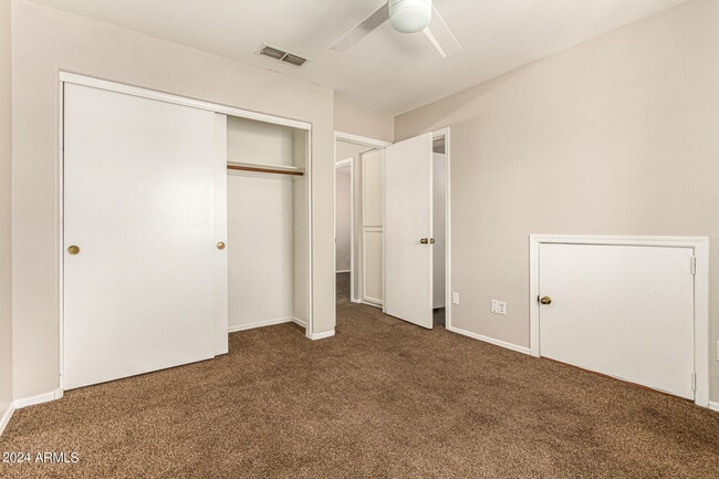 Building Photo - 3223 E Poinsettia Dr