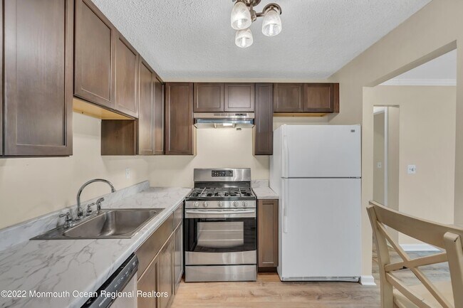 Building Photo - 134 Whispering Oaks Way