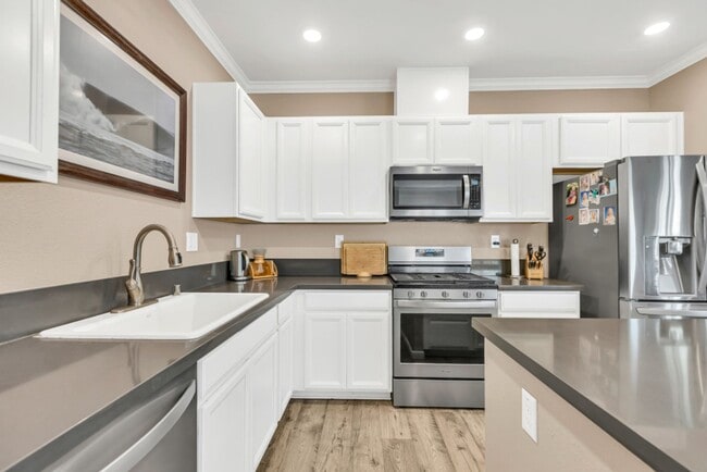 Building Photo - 4 bed / 3 bath | Upated Anatolia Home Avai...
