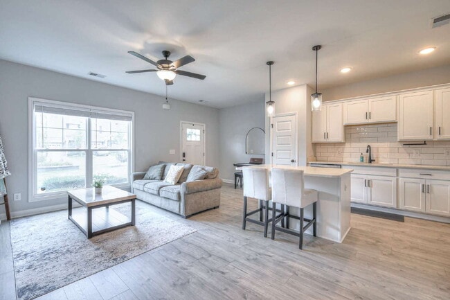 Building Photo - Like-New Modern Townhome Near Dining, Shopping, Trails & Old Hickory Lake