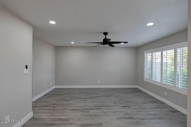 Building Photo - 917 N 87th Pl