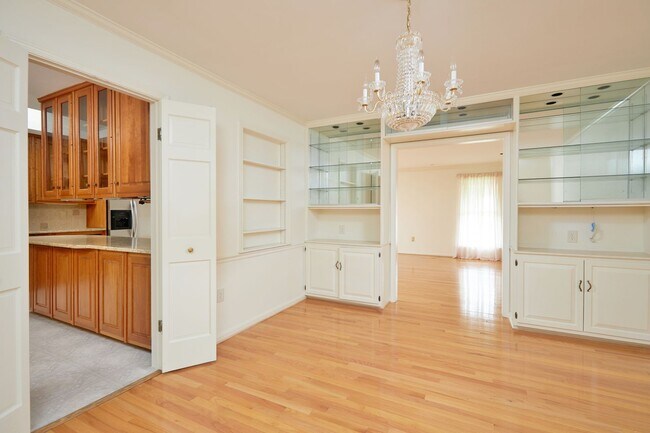 Building Photo - Sparkling and Spacious