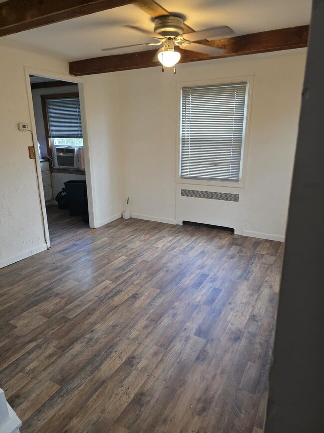 Building Photo - 549 Thompson Ave