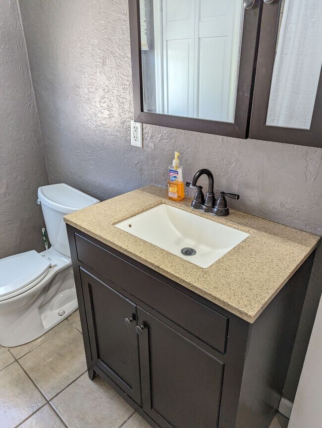Building Photo - AVAILABLE NOW! - 2 Bedroom / 1 Bath Home i...