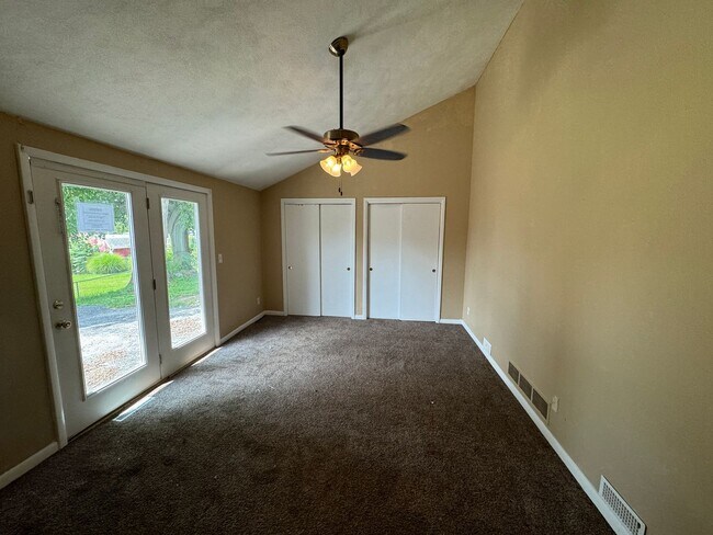 Building Photo - Spacious Rock Island Home with Family Room and Garage!