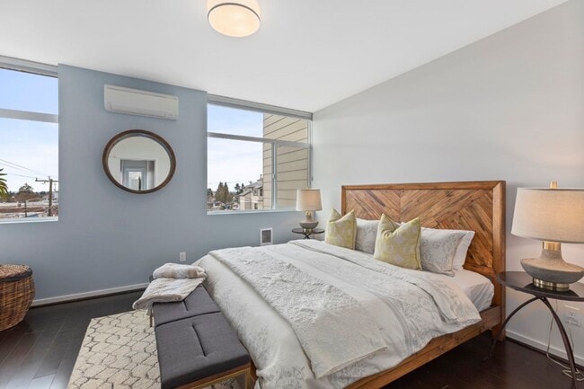 Building Photo - 4Bd/3Ba Seattle Townhome