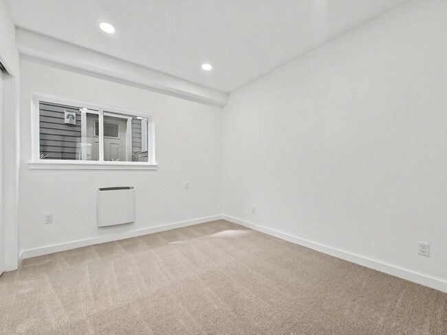 Building Photo - AVAILABLE MAY 1ST! Fully Remodeled Lower Unit with Private Entrance in Columbia City Neighborhood