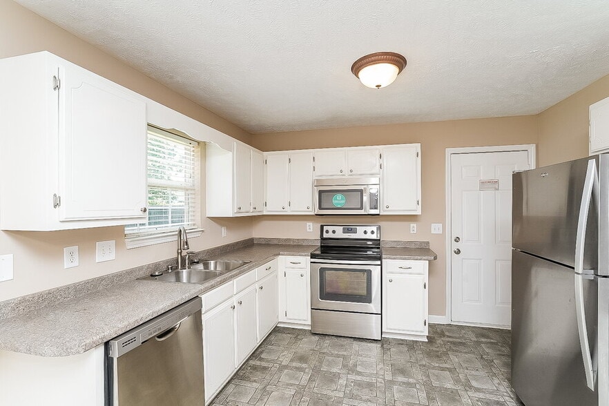 Building Photo - 2919 Weybridge Dr