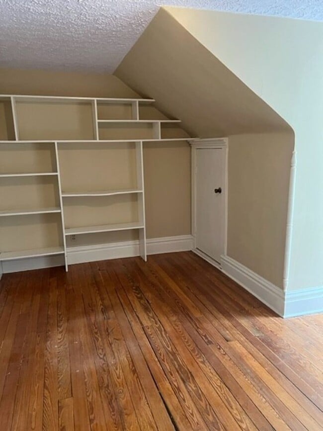 Building Photo - Beautiful 4 Bedroom 2 Bath House now Avail...