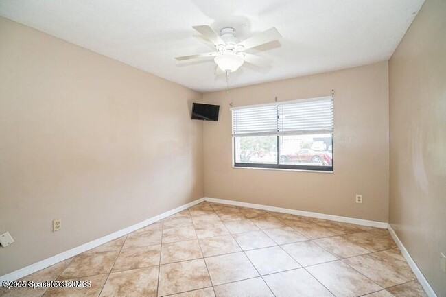 Building Photo - 2418 Delys St