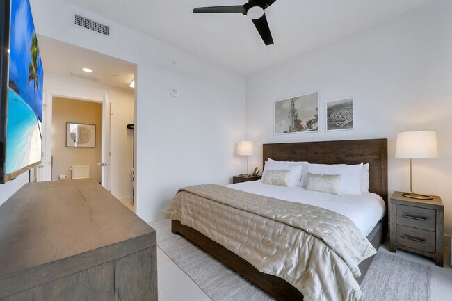 Building Photo - 215 SW 5th Ave