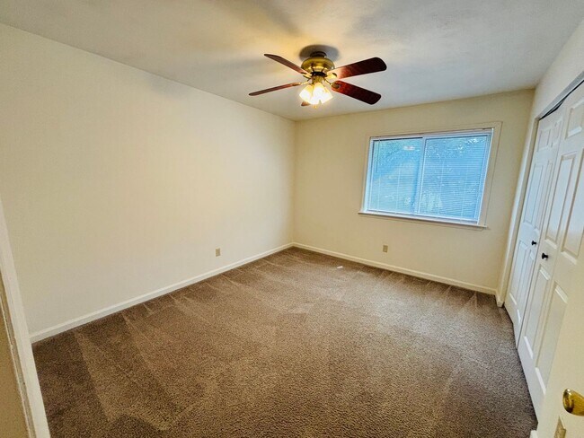 Building Photo - 400J Berryfield Lane