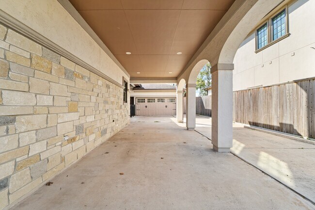 Building Photo - 5637 Overbrook Ln