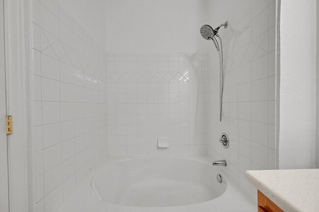 Building Photo - $1,900 - 2 Bed, 2 Bath Condo in Aurora with AC and In Unit Laundry!