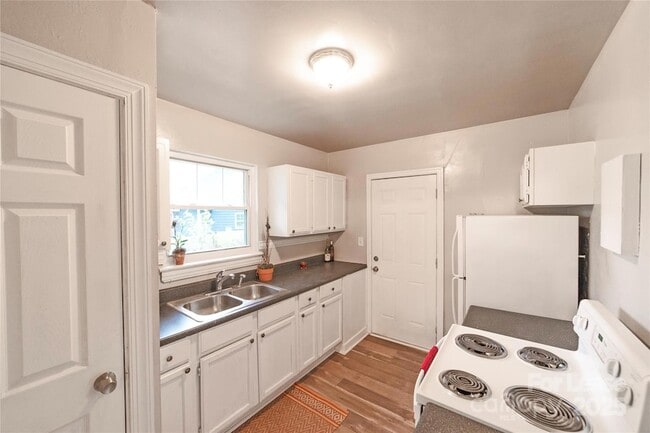 Building Photo - 2730 Holt St