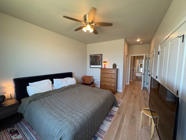 Building Photo - Modern Townhome with STUNNING Views in West MHK