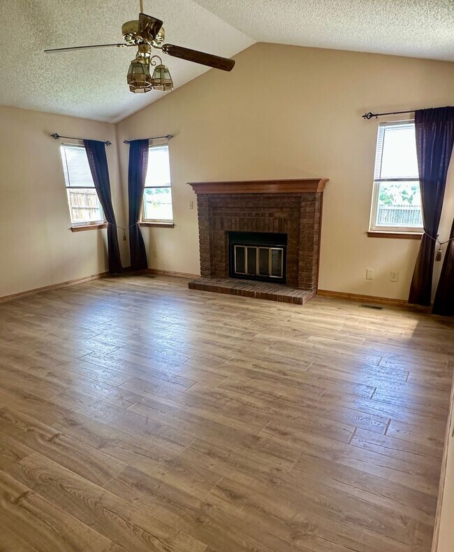 Building Photo - Spacious 4BD w/ A/C in Desirable Briargate...