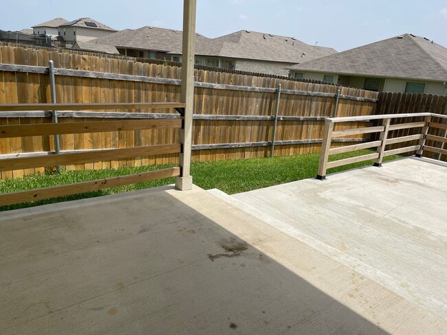 Building Photo - Available Now | Modern Single-Story 3 Bed, 2 Bath | Separate Office/Den | Big Yard | Pet Restrict...