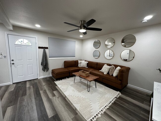 Building Photo - Beautiful Newly Remodeled Furnished Home: ...