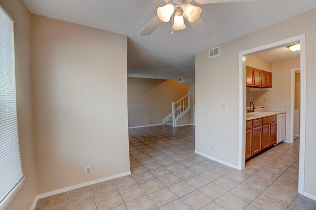 Building Photo - 2 Bed 1.5 Bath Condo Ready For Rent!