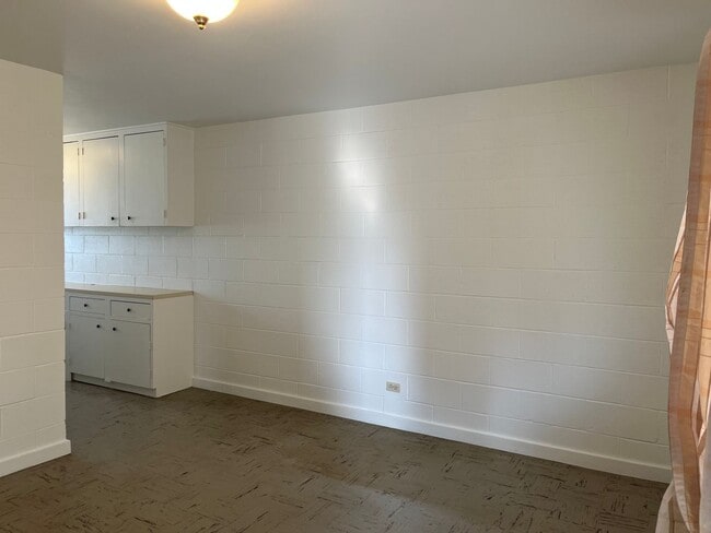 Building Photo - R1171