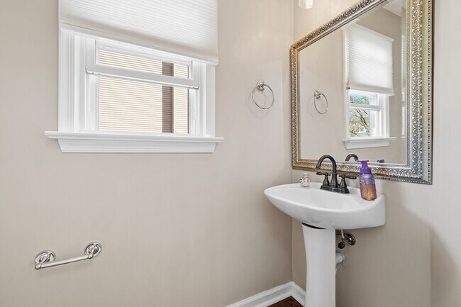 Building Photo - 1721 Chestwood Dr