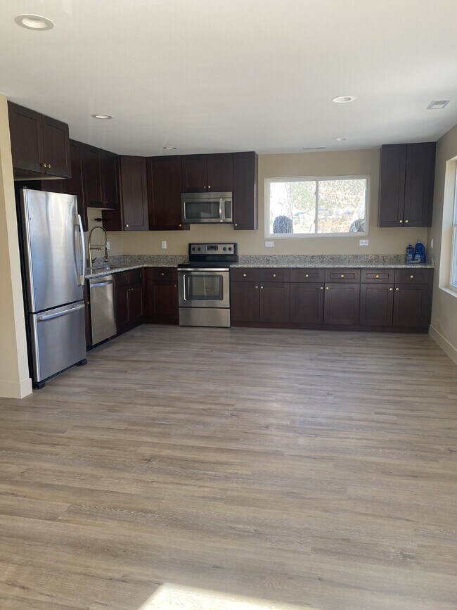 Building Photo - 2 Bedroom Duplex in Manitou - Prospect