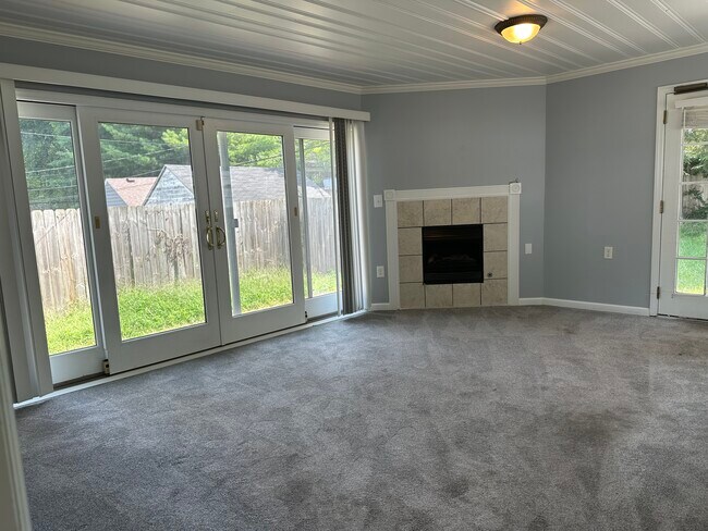 Family room with sliding door to backyard. - 5101 Boulevard Pl