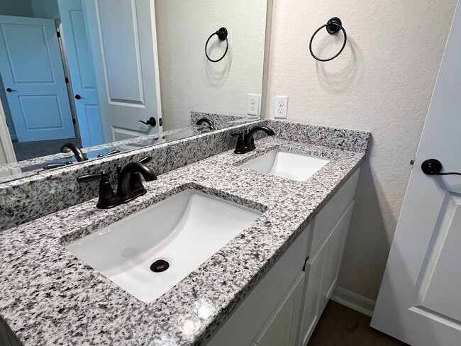 Building Photo - 10218 Lynwood Vlg