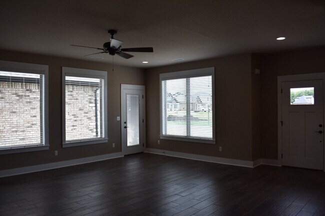 Building Photo - 4 Bedroom 3.5 Bath In The Heart of Fayetteville!
