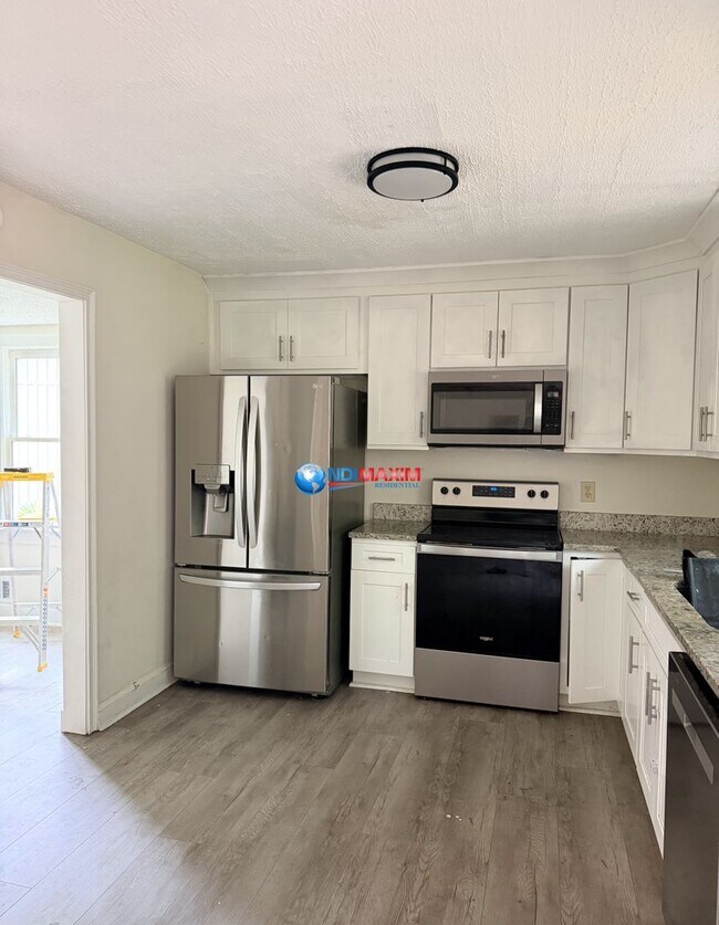 Building Photo - Spacious two master bedrooms split-level house in Decatur