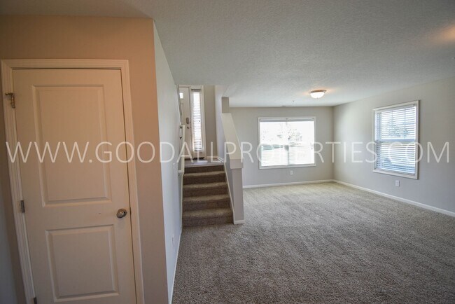 Building Photo - 2 Bedroom 2.5 Bath end unit Townhome in West Des Moines with attached garage