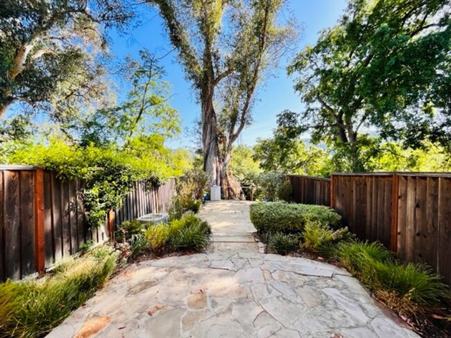 Building Photo - Move-in Ready 2BD/2.5BA Townhome in Westsi...