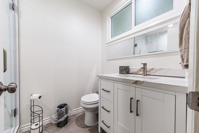 Building Photo - Beautifully Renovated 3-Bedroom Home in Pr...