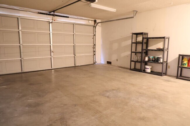 Building Photo - 112 Rawhide Ln