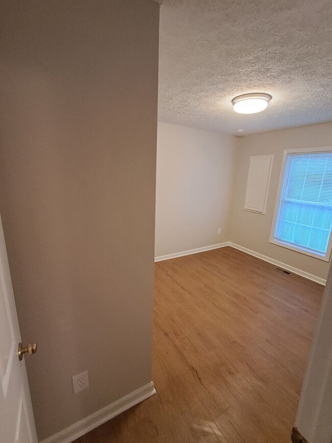 Building Photo - SECTION 8 APPROVED FOR A 2 BEDROOM VOUCHER