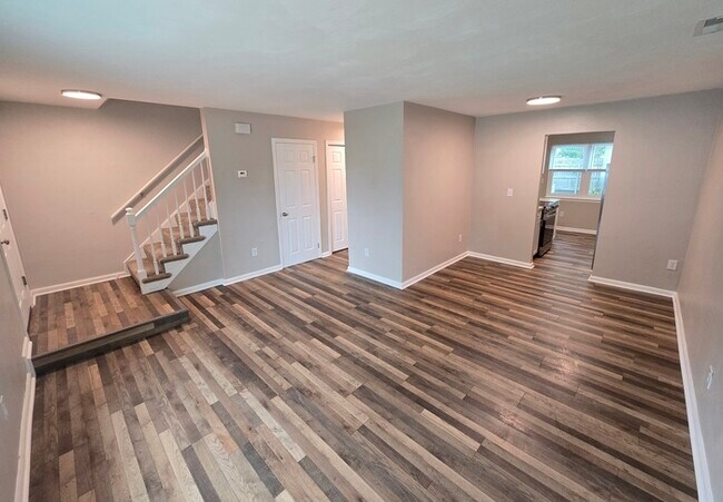 Building Photo - 3 BEDROOM END UNIT TOWNHOUSE FOR RENT IN V...