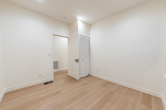 Building Photo - Modern 3-Bedroom in Prime Location | One M...