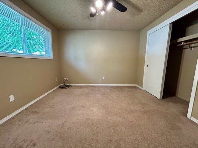 Building Photo - 509-511 SE 110th Ave
