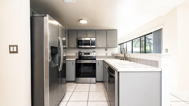 Building Photo - 4 Baywood Dr