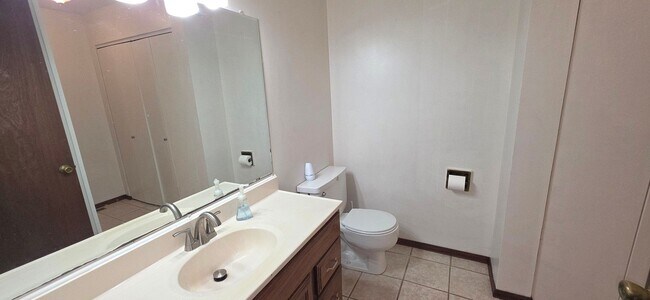 Building Photo - 3 Bedrooms! 2 Living areas! close to Mall! $1695