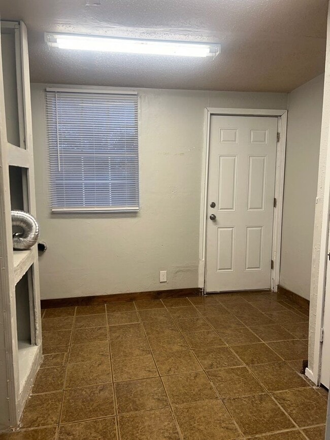 Building Photo - Great 3 Bedroom 1 Bathroom Home Near the Fairgrounds!